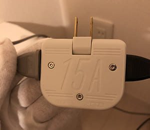 三穴コンセント型盗聴器の例。見た目は通常のOAタップに近い